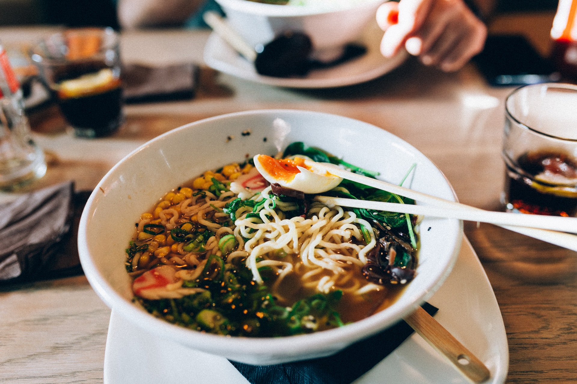 Ramen Nudelsuppe am Tisch