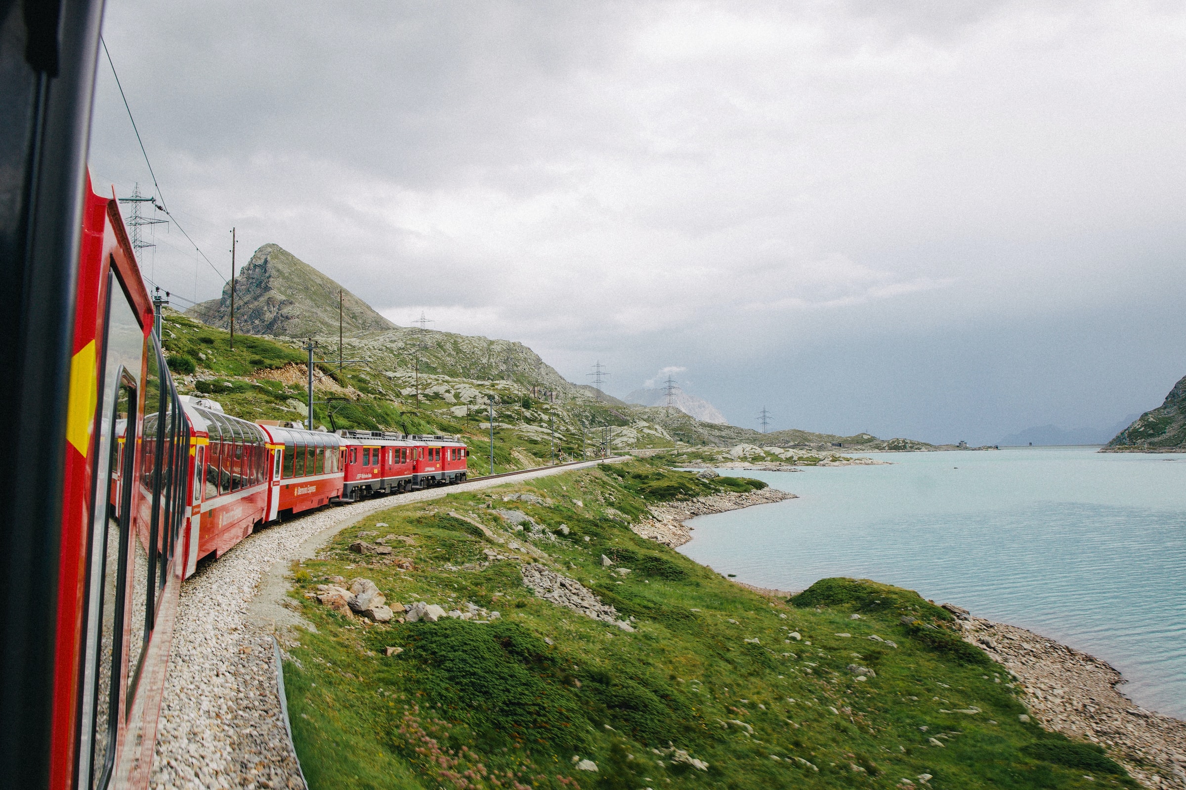 Mit dem Zug über den Berninapass von der Schweiz nach Italien.