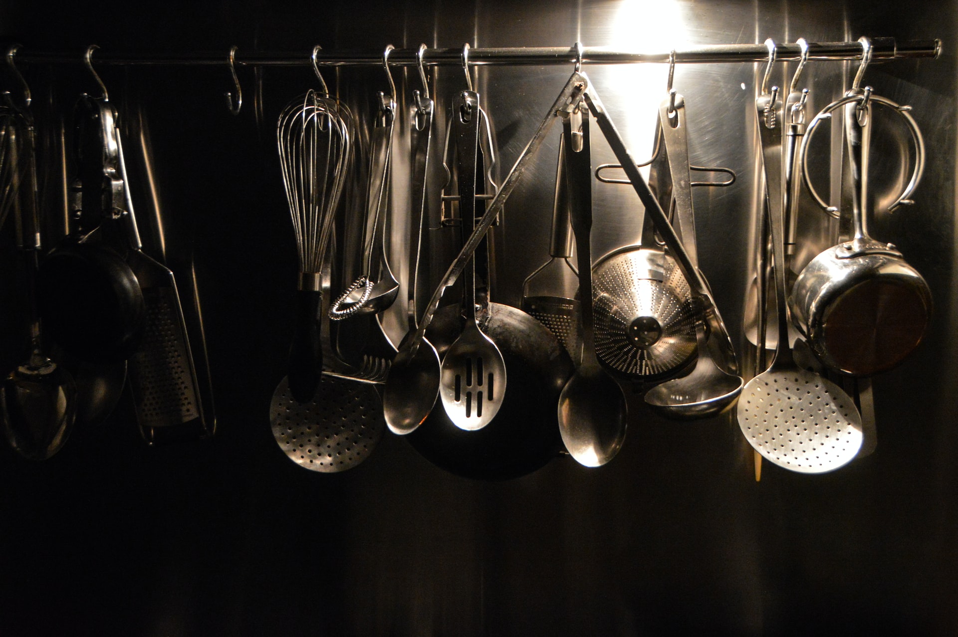 Ein Bild aus der Großküche zuMax Strohe: Kochen am offenen Herzen