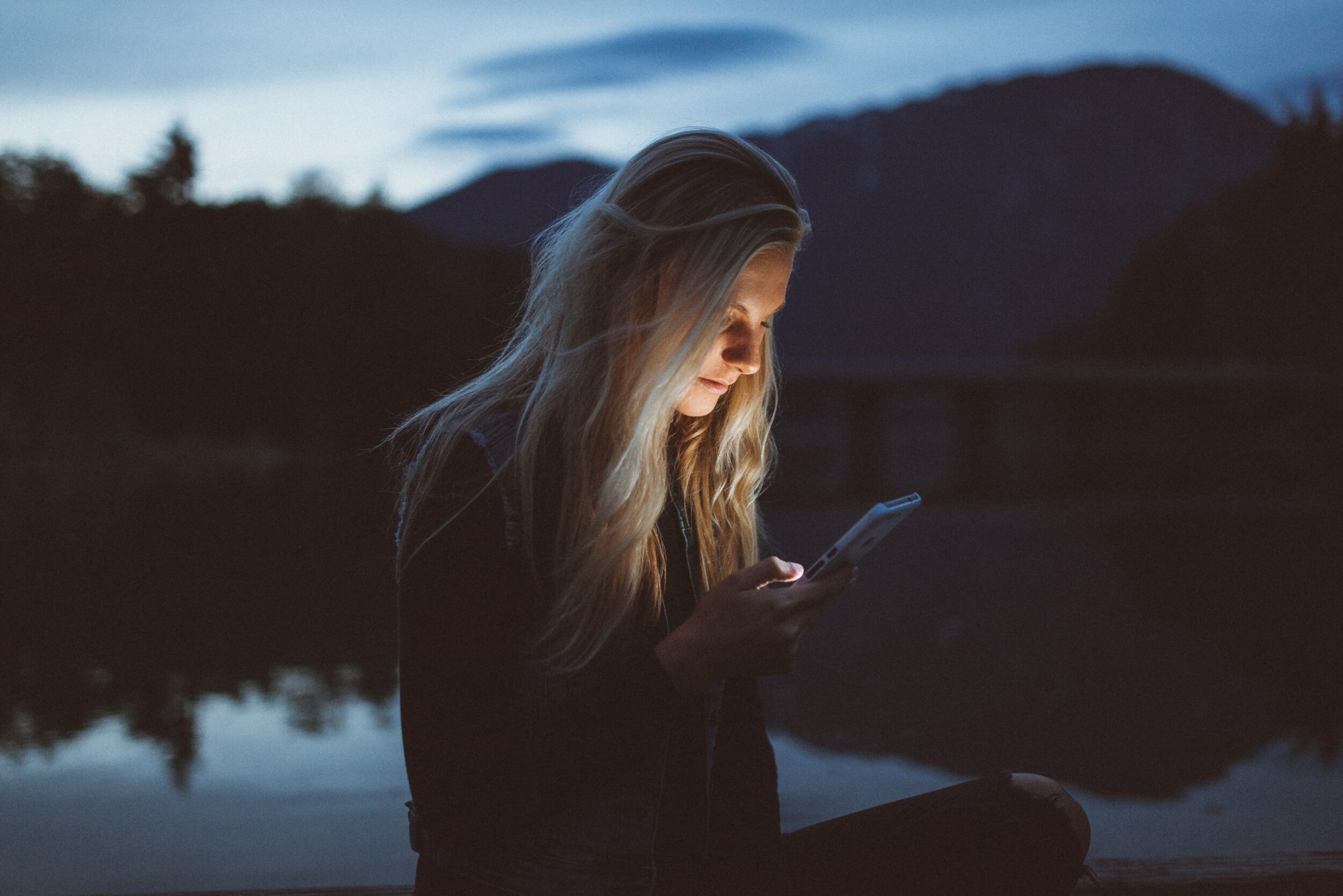 Kriegsbilder im Internet - Junge Frau mit Handy